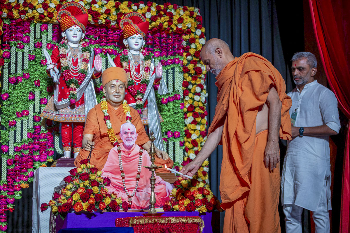 Pujya Viveksagar Swami lights the inaugural lamp for the shibir