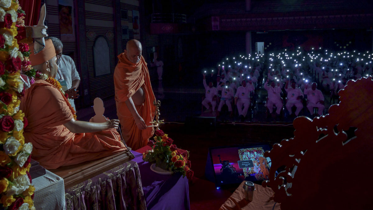 Pujya Viveksagar Swami lights the inaugural lamp