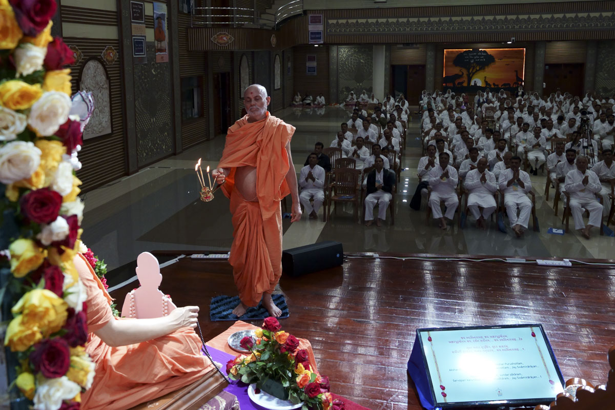 Pujya Viveksagar Swami performs the arti