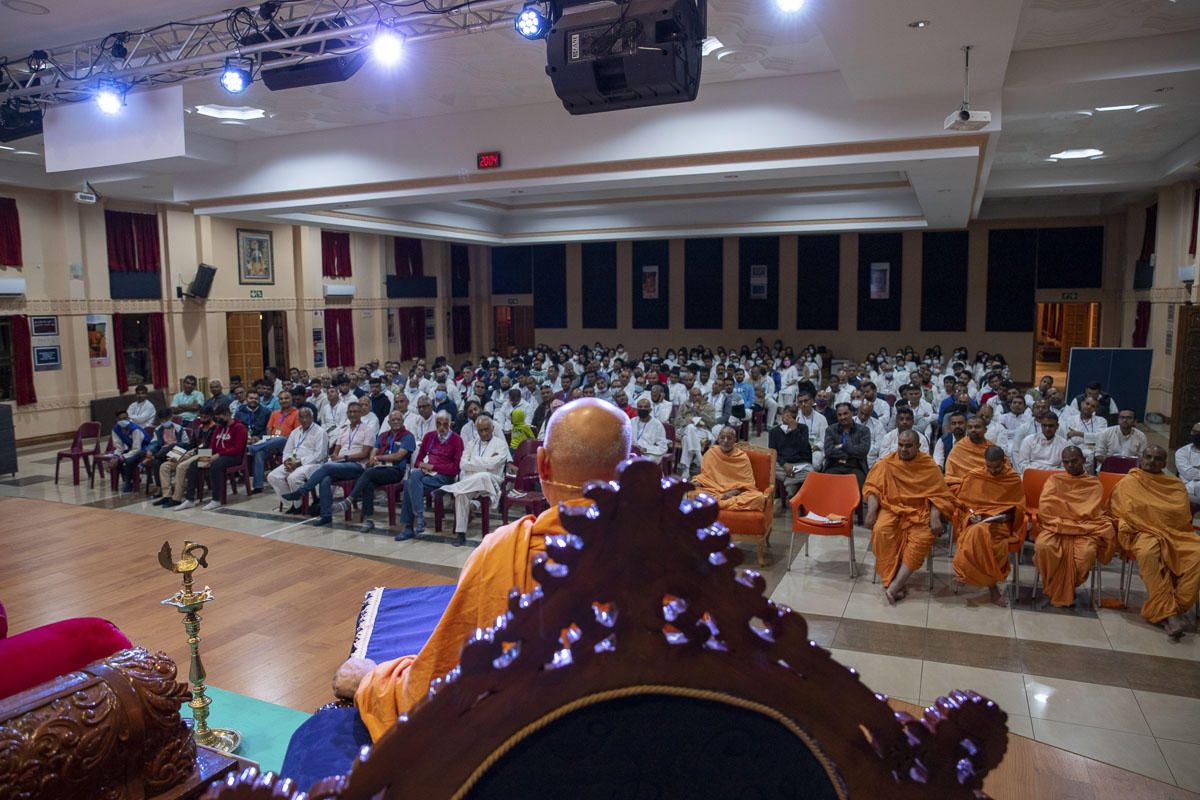 Pujya Viveksagar Swami addresses the shibir session