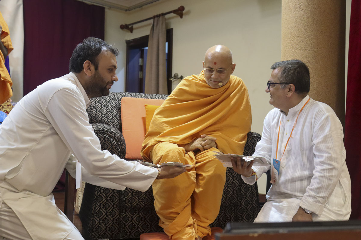 Pujya Viveksagar Swami participates in an activity