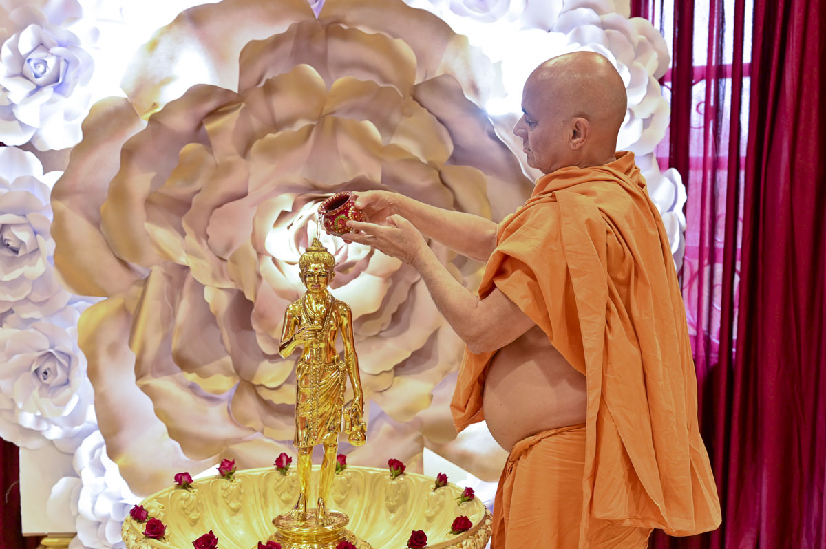 Pujya Viveksagar Swami performs abhishek of Shri Nilkanth Varni