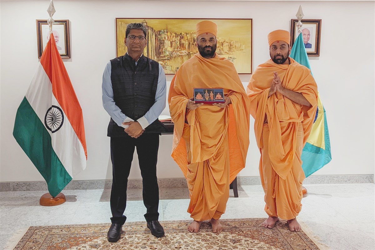Pujya Priyasevadas Swami and Pujya Uttamshlokdas Swami visit the residence of the Honorable Ambassador of India to Brazil, Shri Suresh Reddy