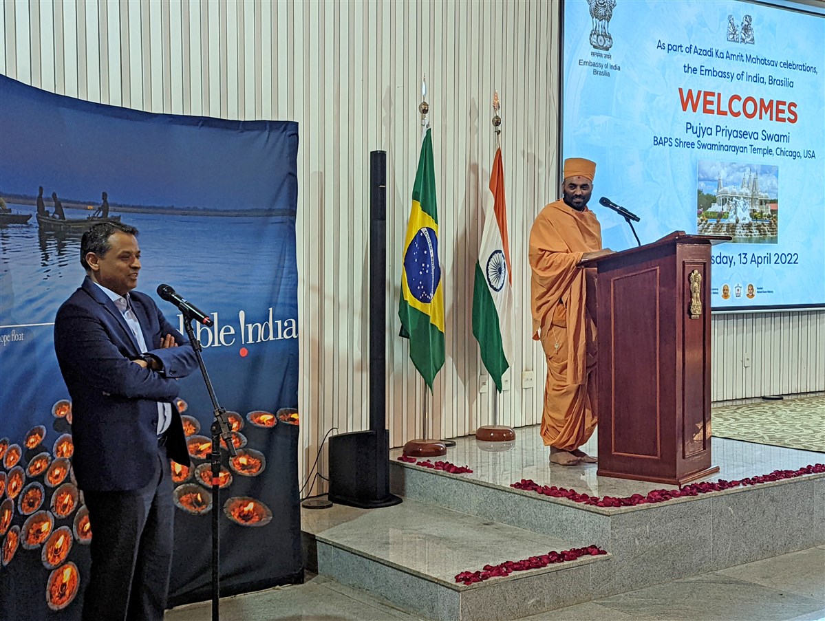 Shri Tushar Parikh translates Pujya Priyasevadas Swami’s speech into Portuguese