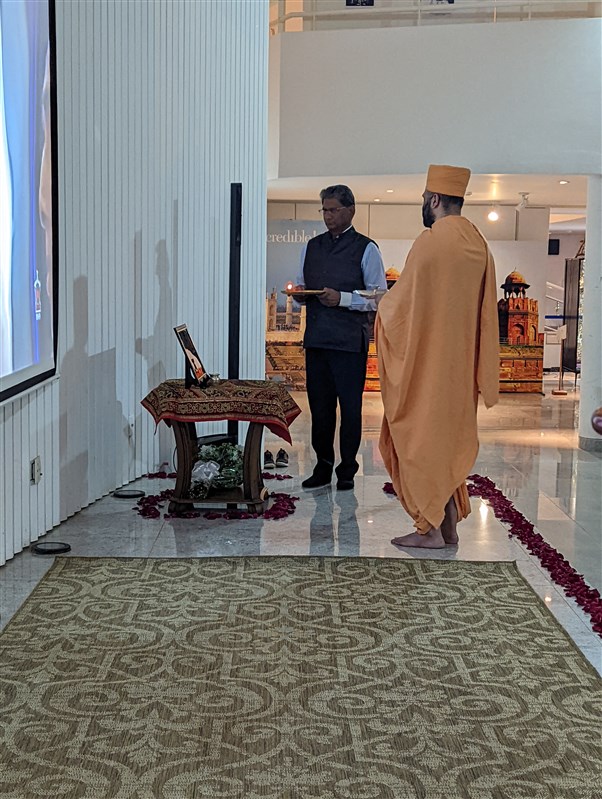 Pujya Priyasevadas Swami and the Honorable Ambassador of India to Brazil, Shri Suresh Reddy perform the arti