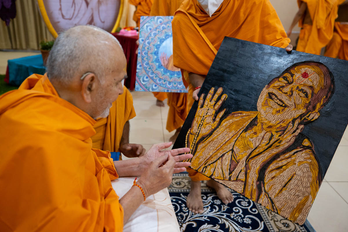 Swamishri observes a decorative artwork of Brahmaswarup Yogiji Maharaj