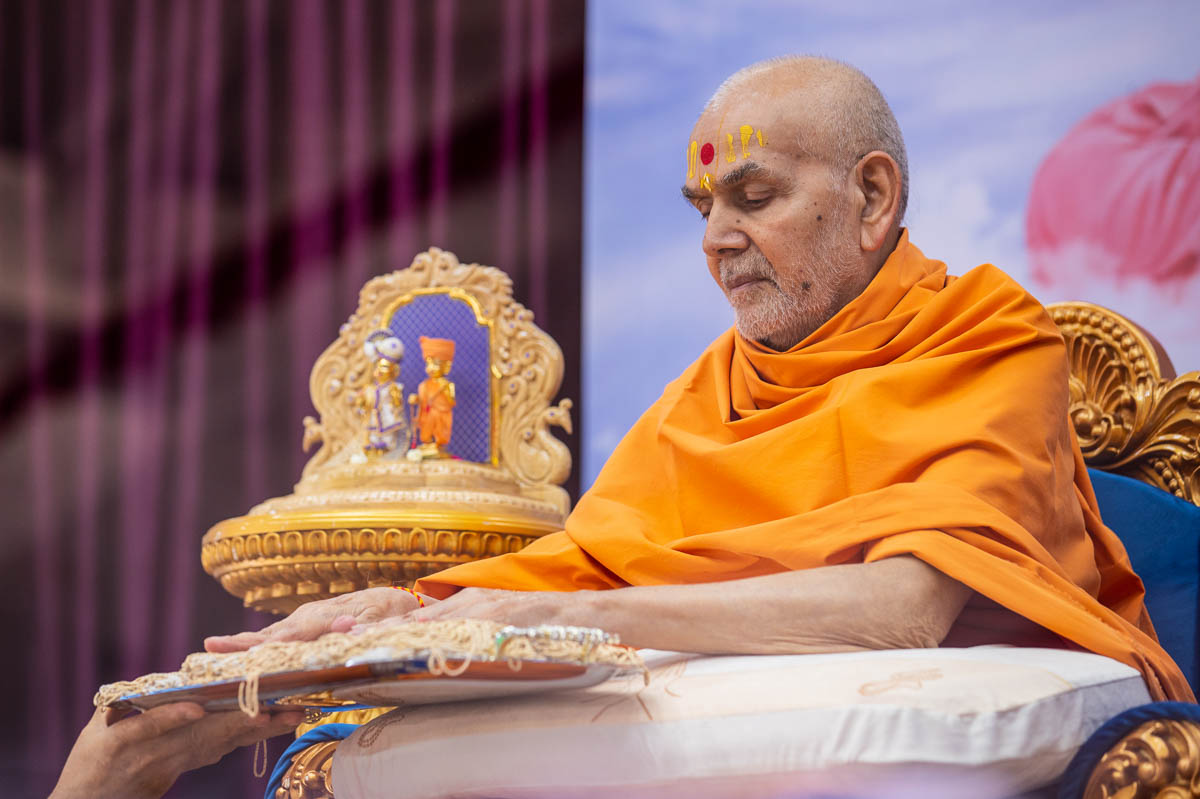 Swamishri sanctifies kanthis for vartman 