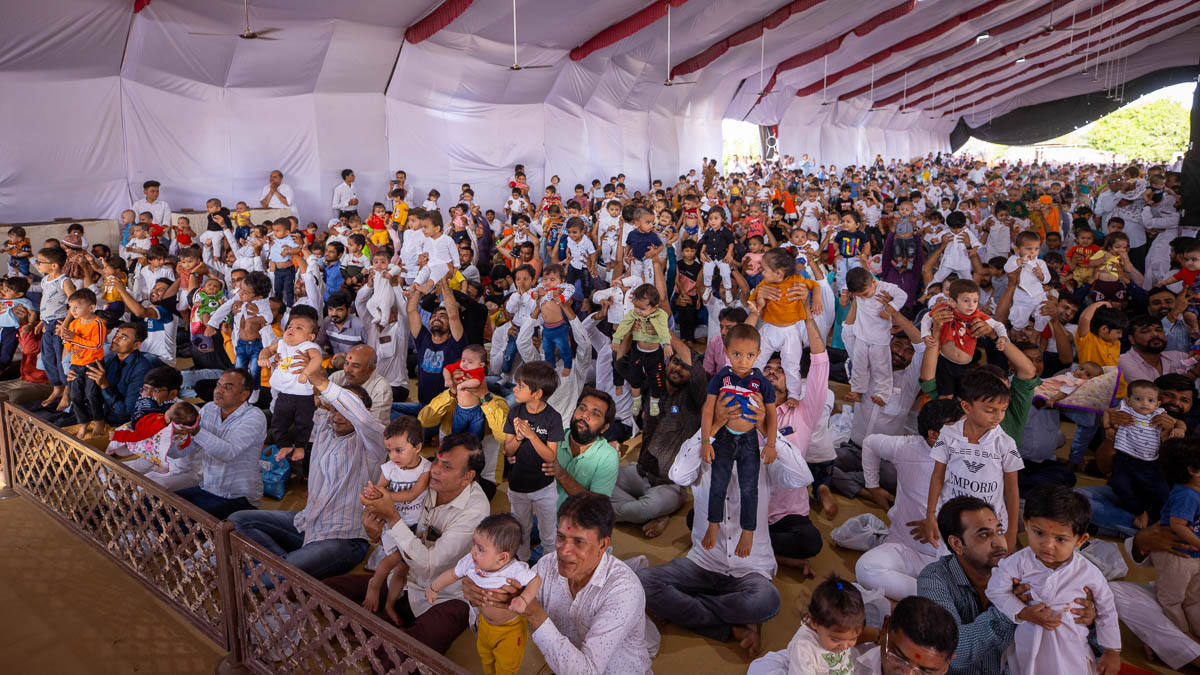 Children and devotees doing darshan of Swamishri