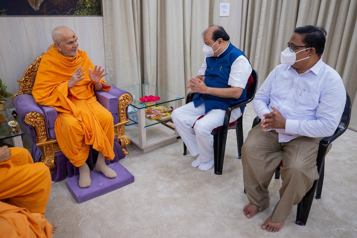 Swamishri blesses Shri Purnesh Modi, Minister for Civil Aviation of Gujarat