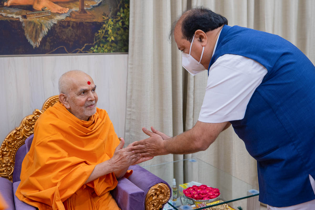 Swamishri greets Shri Purnesh Modi 