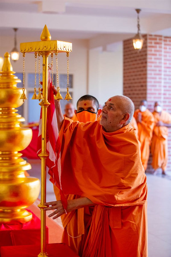 Swamishri performs pujan of flagstaffs