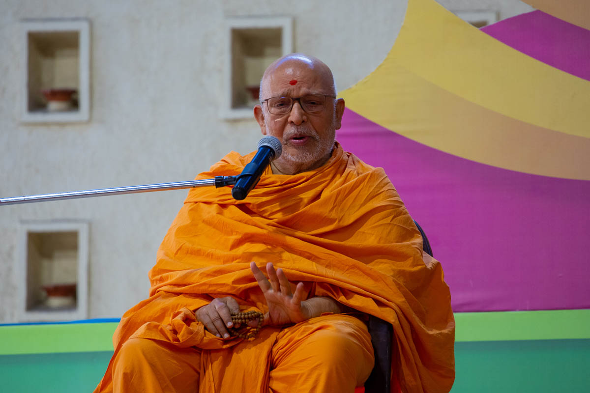 Pujya Ghanshyamcharan Swami addresses the assembly