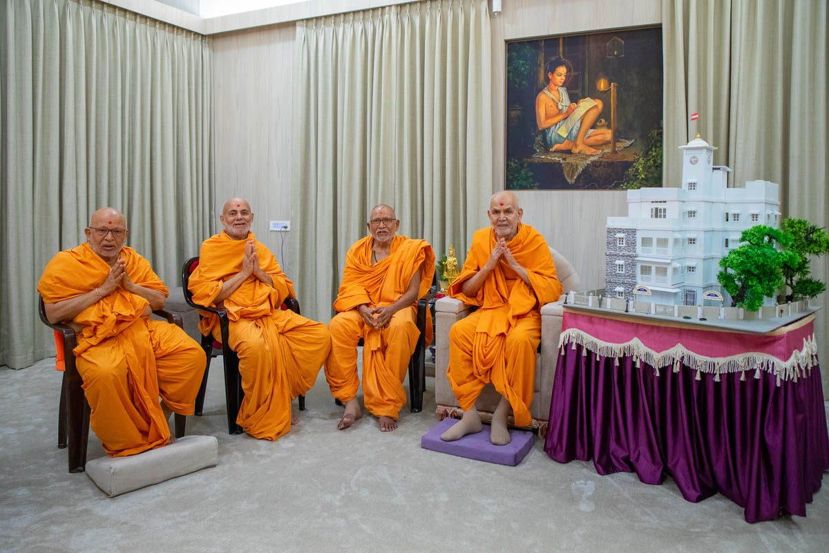 Senior sadhus with Swamishri