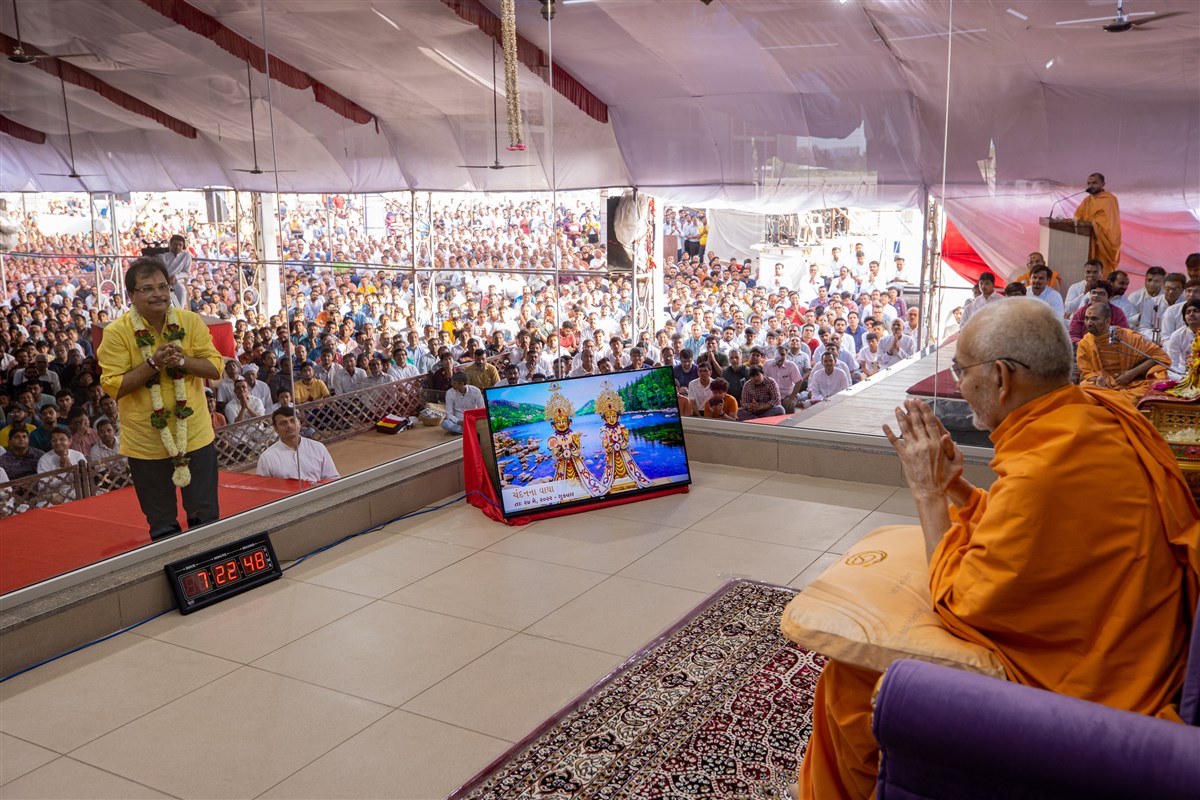Swamishri blesses Shri Asitbhai Modi