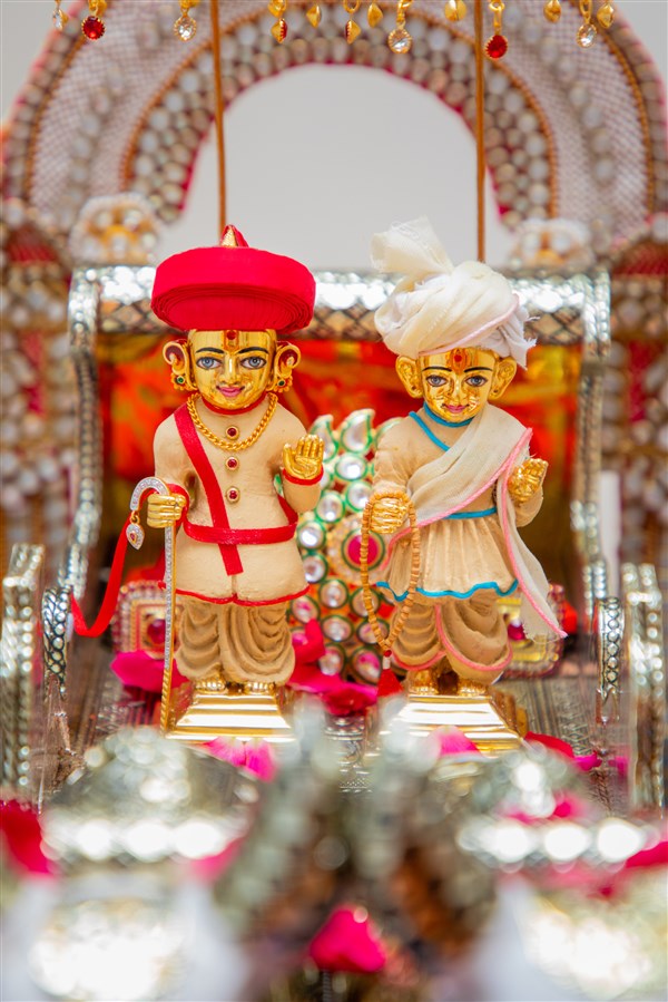 Shri Harikrishna Maharaj and Shri Gunatitanand Swami adorned in chandan garments 