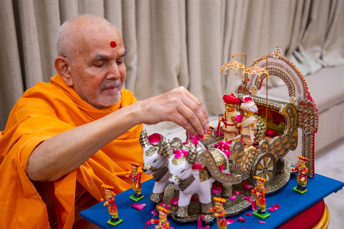 Swamishri offers flower petals