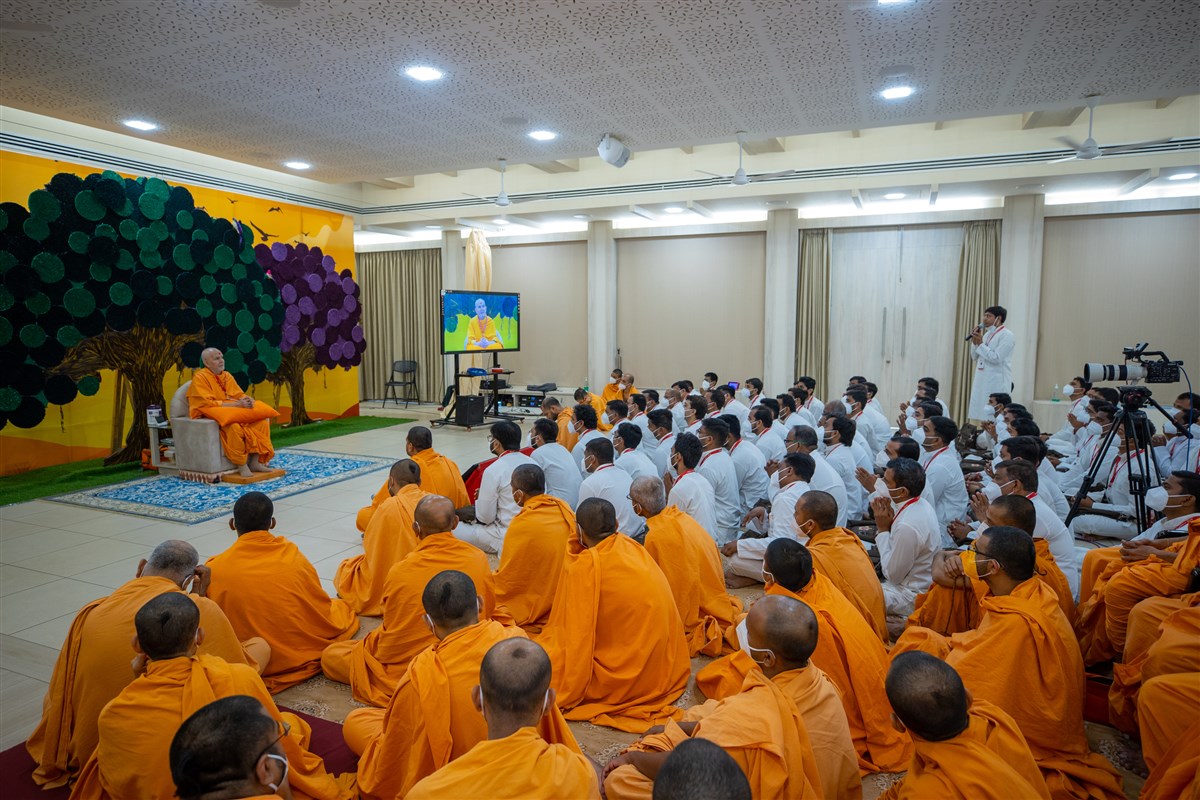Youths in conversation with Swamishri