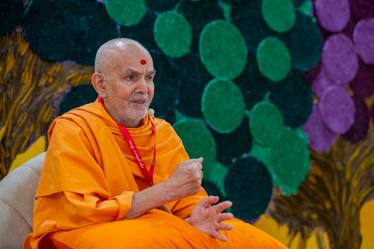 Swamishri blesses youths