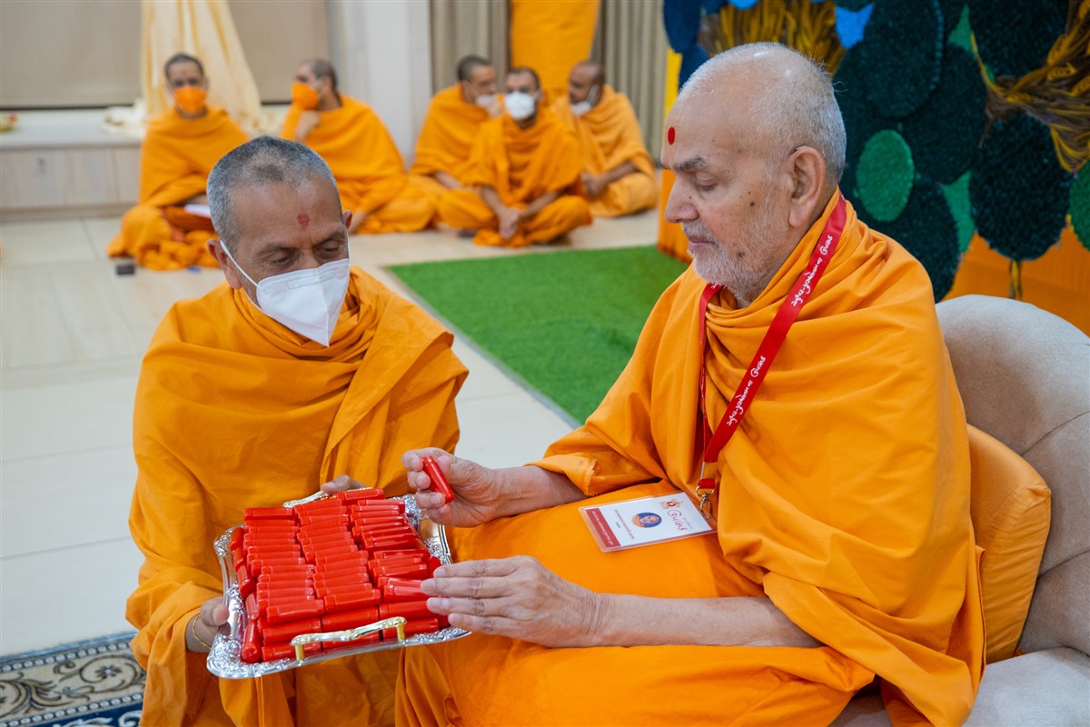 Swamishri sanctifies chandlo tubes