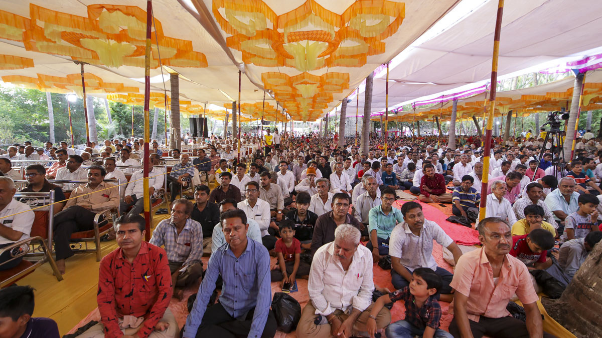 Devotees during the assembly