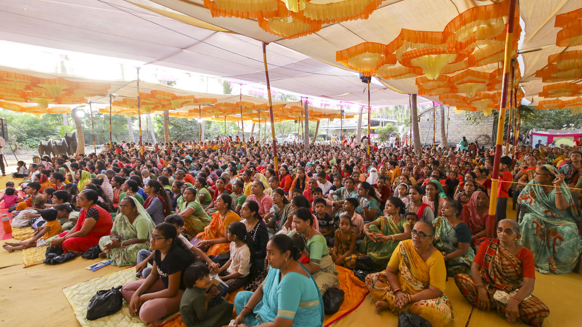 Devotees during the assembly