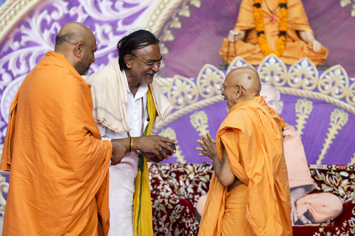 Pujya Tyagvallabh Swami welcomes dignitaries