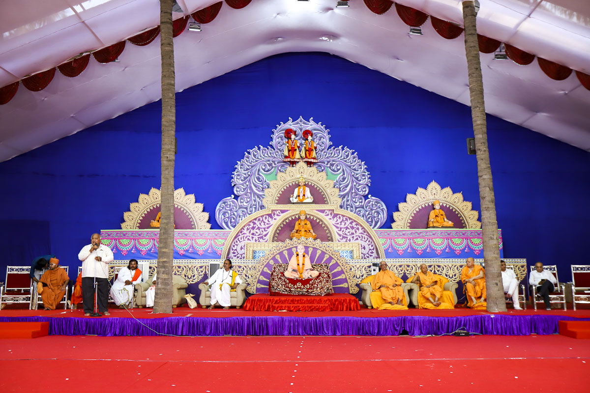 Senior sadhus and dignitaries on stage