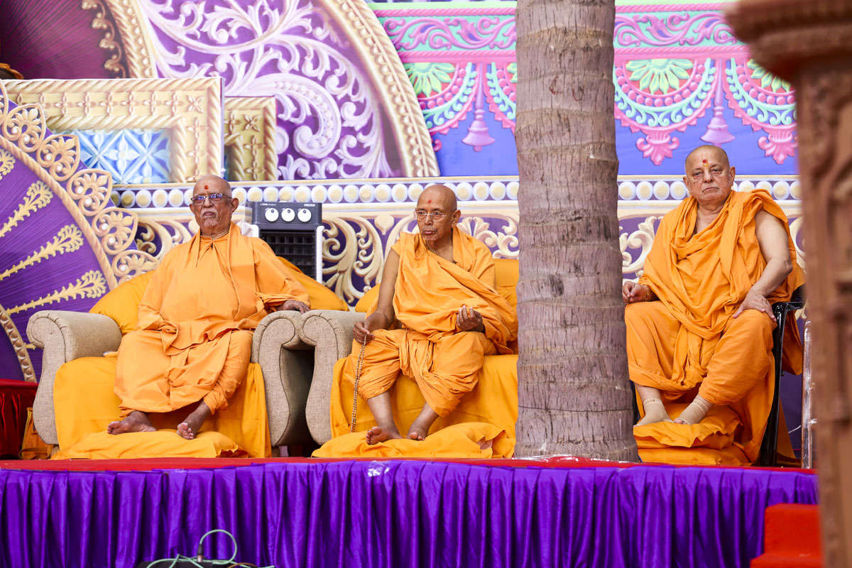 Pujya Swayamprakash Swami (Doctor Swami), Pujya Tyagvallabh Swami and Pujya Ishwarcharan Swami during the assembly
