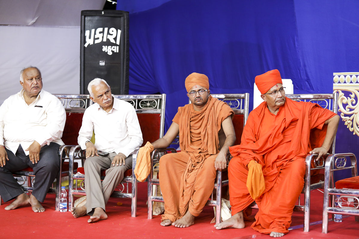 Dignitaries during the assembly