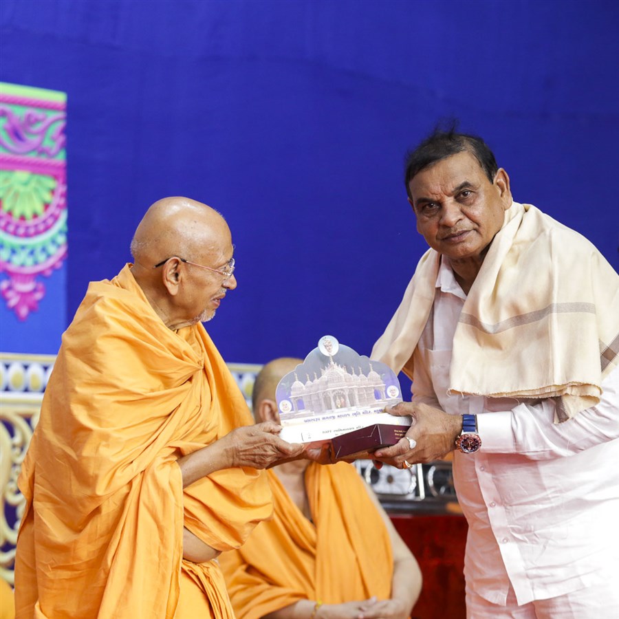 Pujya Tyagvallabh Swami presents a memento to a dignitary