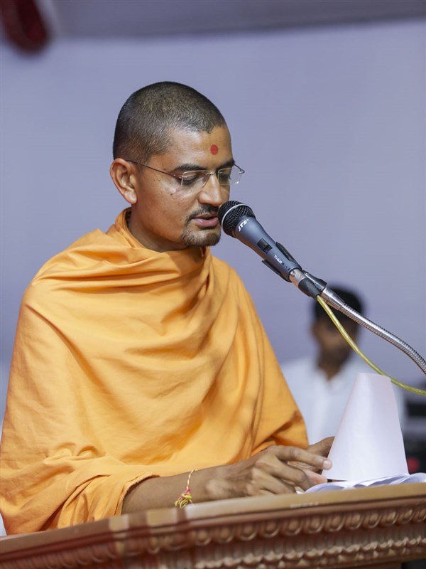 Vinamramuni Swami addresses the assembly