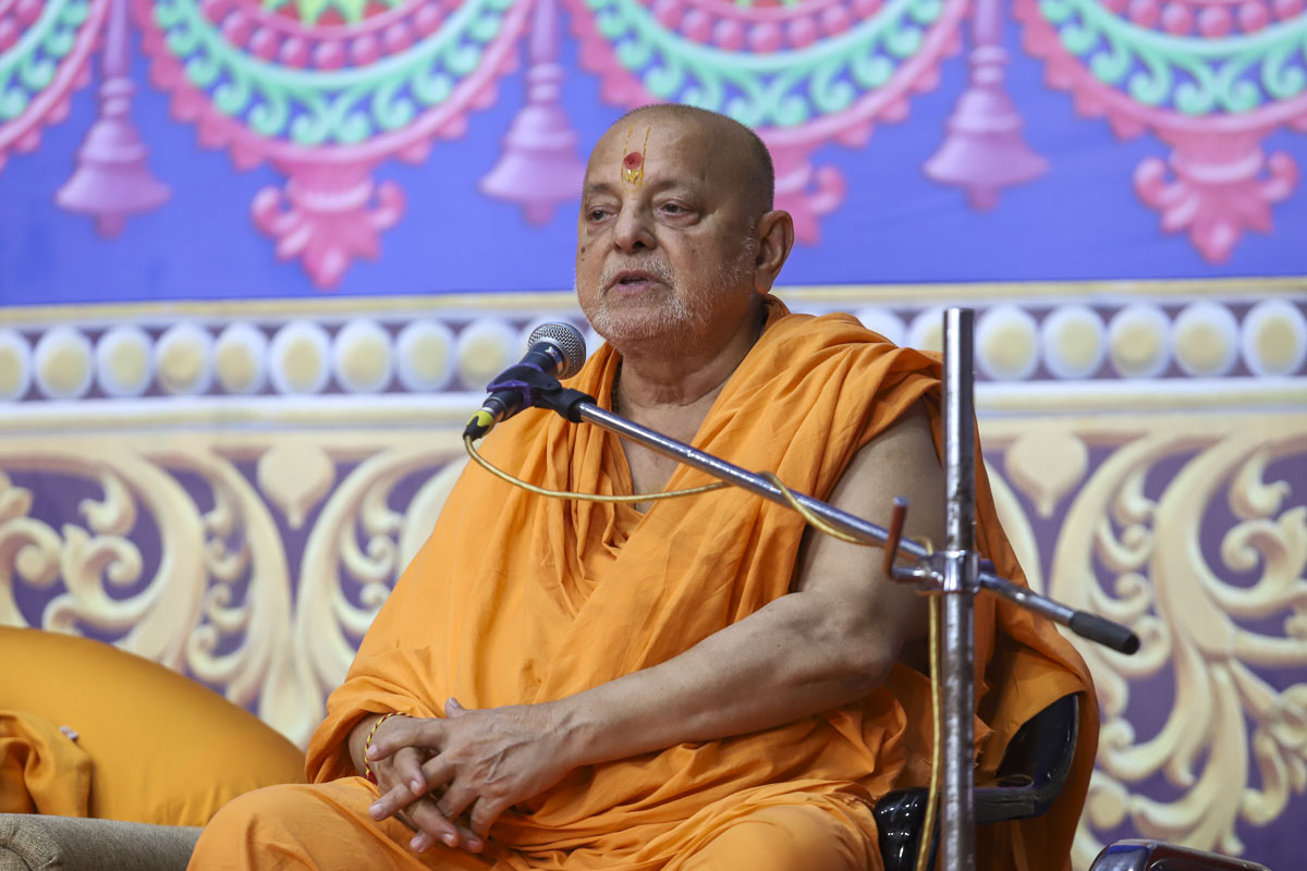Pujya Ishwarcharan Swami addresses the assembly