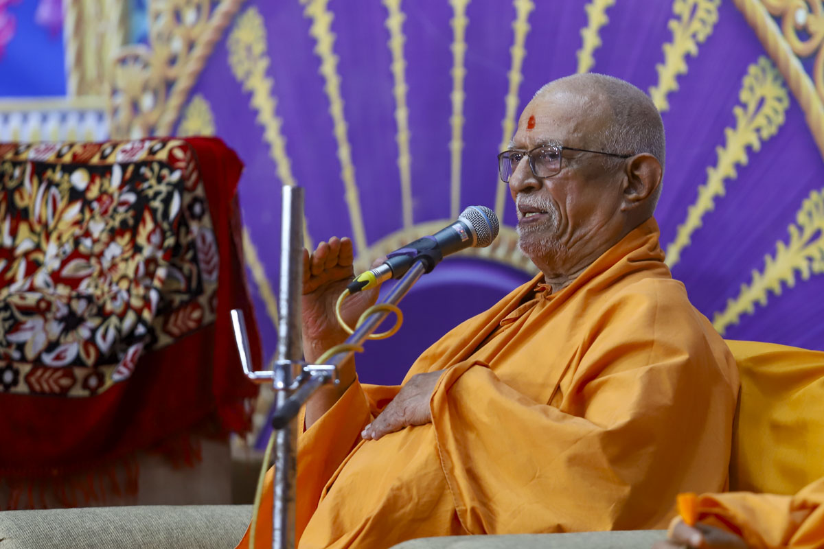 Pujya Doctor Swami addresses the assembly