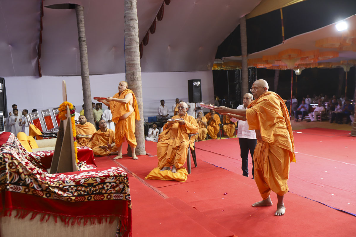 Senior sadhus perform the arti