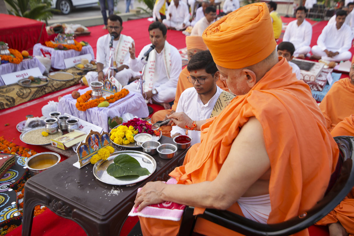 Pujya Ishwarcharan Swami performs the yagna rituals