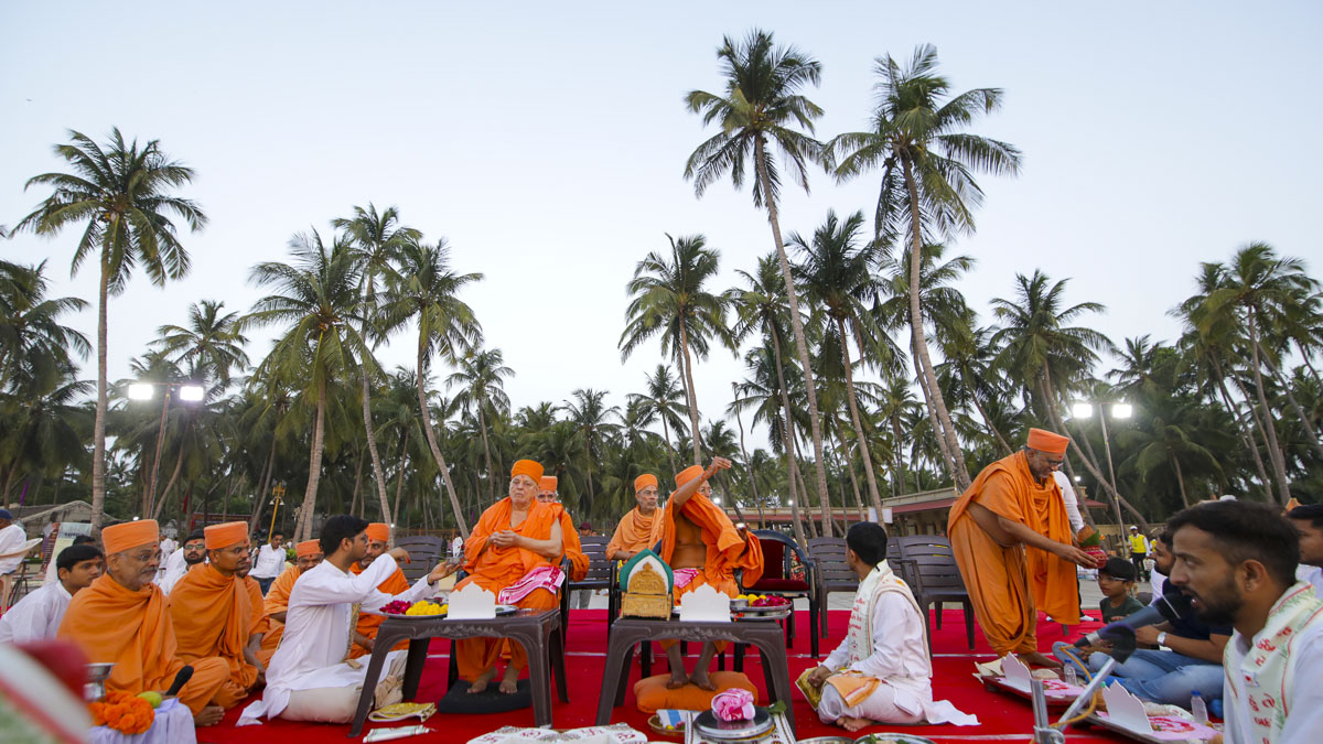 Pujya Ishwarcharan Swami and Pujya Tyagvallabh Swami perform the yagna rituals