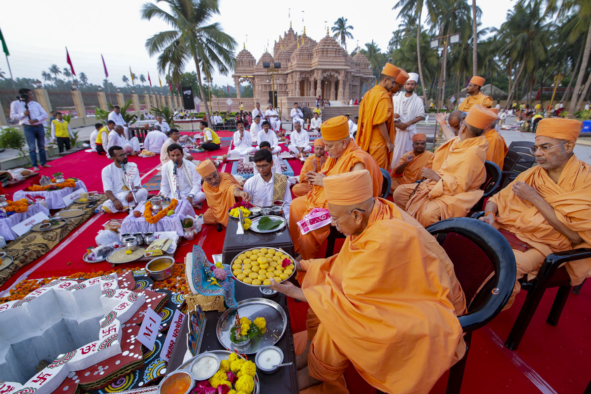 Pujya Tyagvallabh Swami offers thal to Thakorji