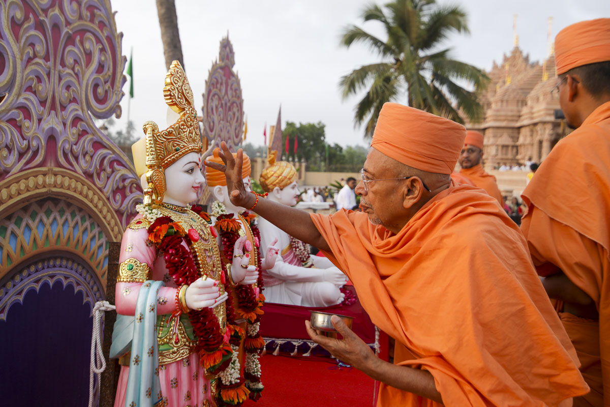 Pujya Tyagvallabh Swami performs pujan of Shri Akshar-Purushottam Maharaj