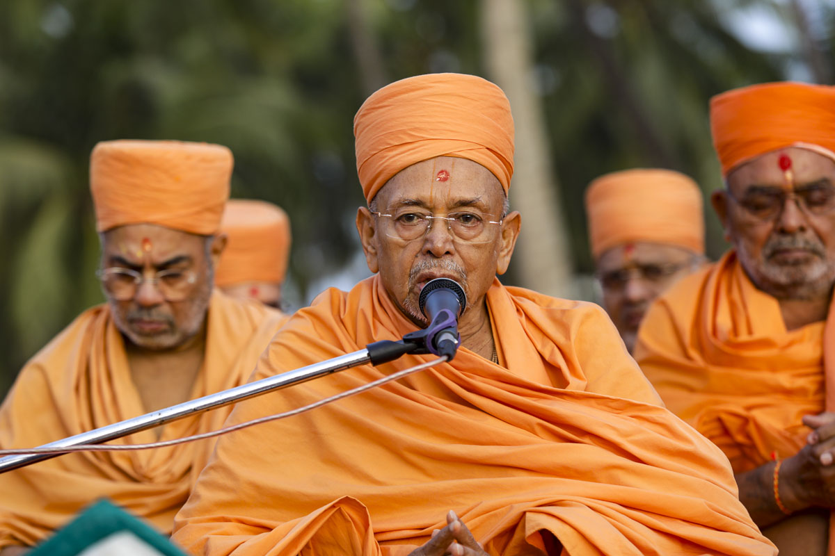 Pujya Tyagvallabh Swami blesses the assembly