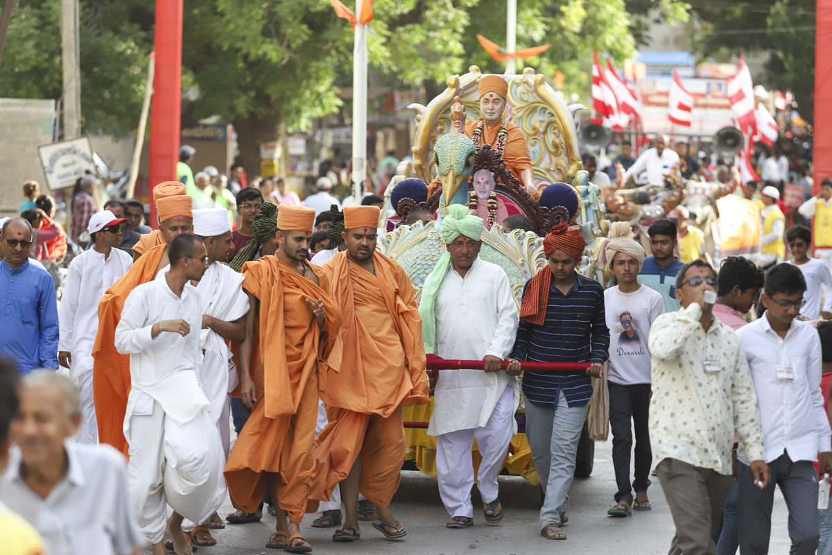 Nagar Yatra - a procession of the murtis through the streets of Mahuva