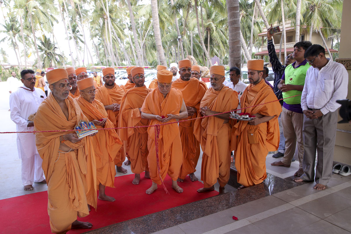 Pujya Ishwarcharan Swami and Pujya Tyagvallabh Swami perform the mandir pravesh rituals