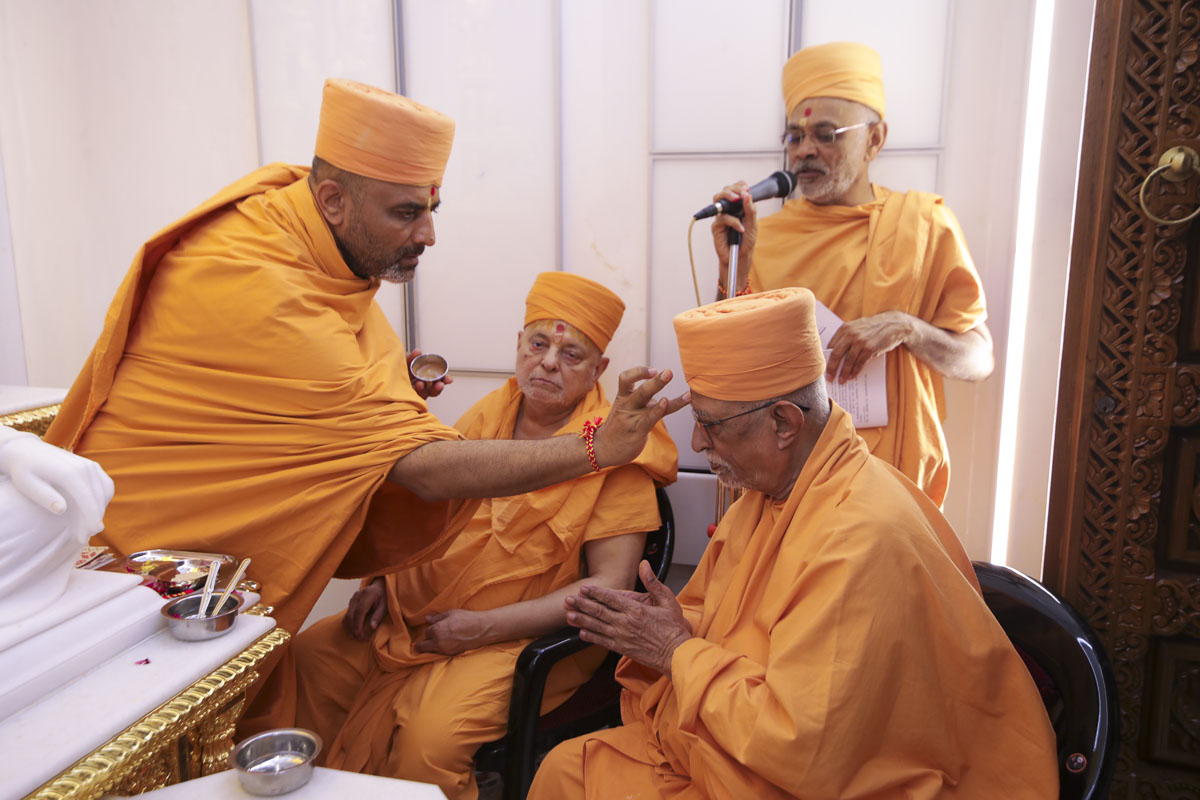 Adhyatmaswarup Swami performs pujan of Pujya Doctor Swami