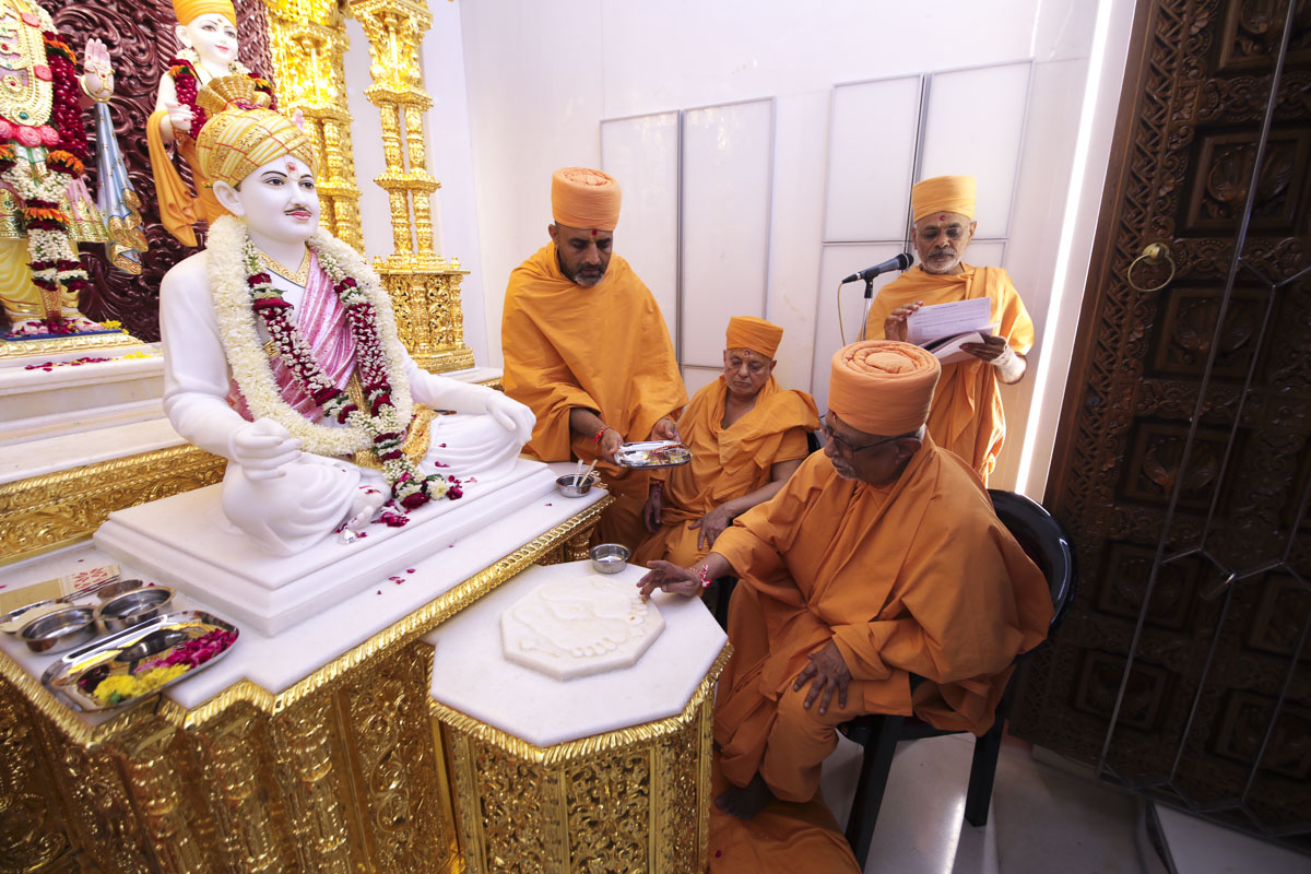 Pujya Doctor Swami performs pujan of the holy charanarvind of Bhagwan Swaminarayan