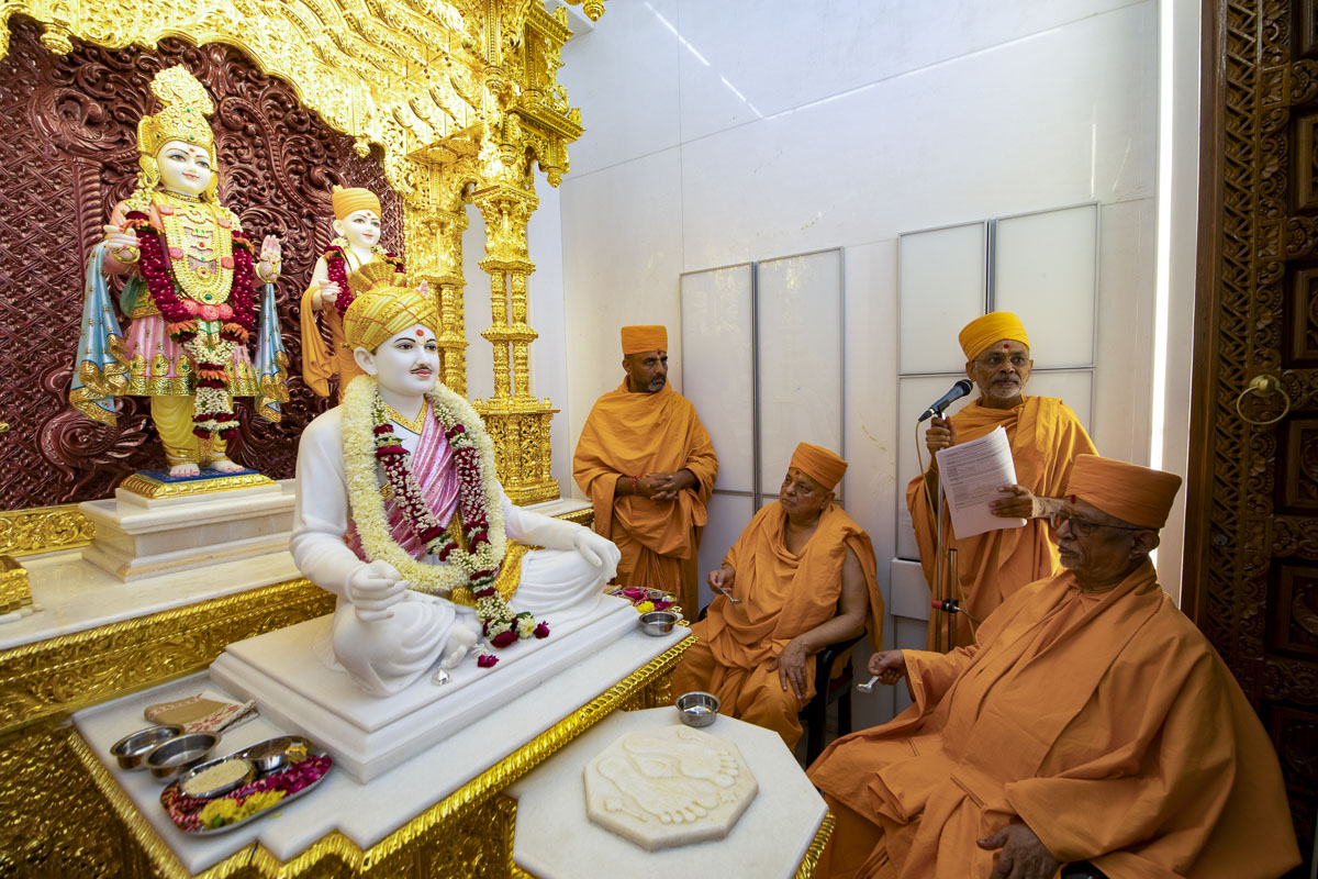 Pujya Doctor Swami and Pujya Ishwarcharan Swami performs murti sthapan rituals