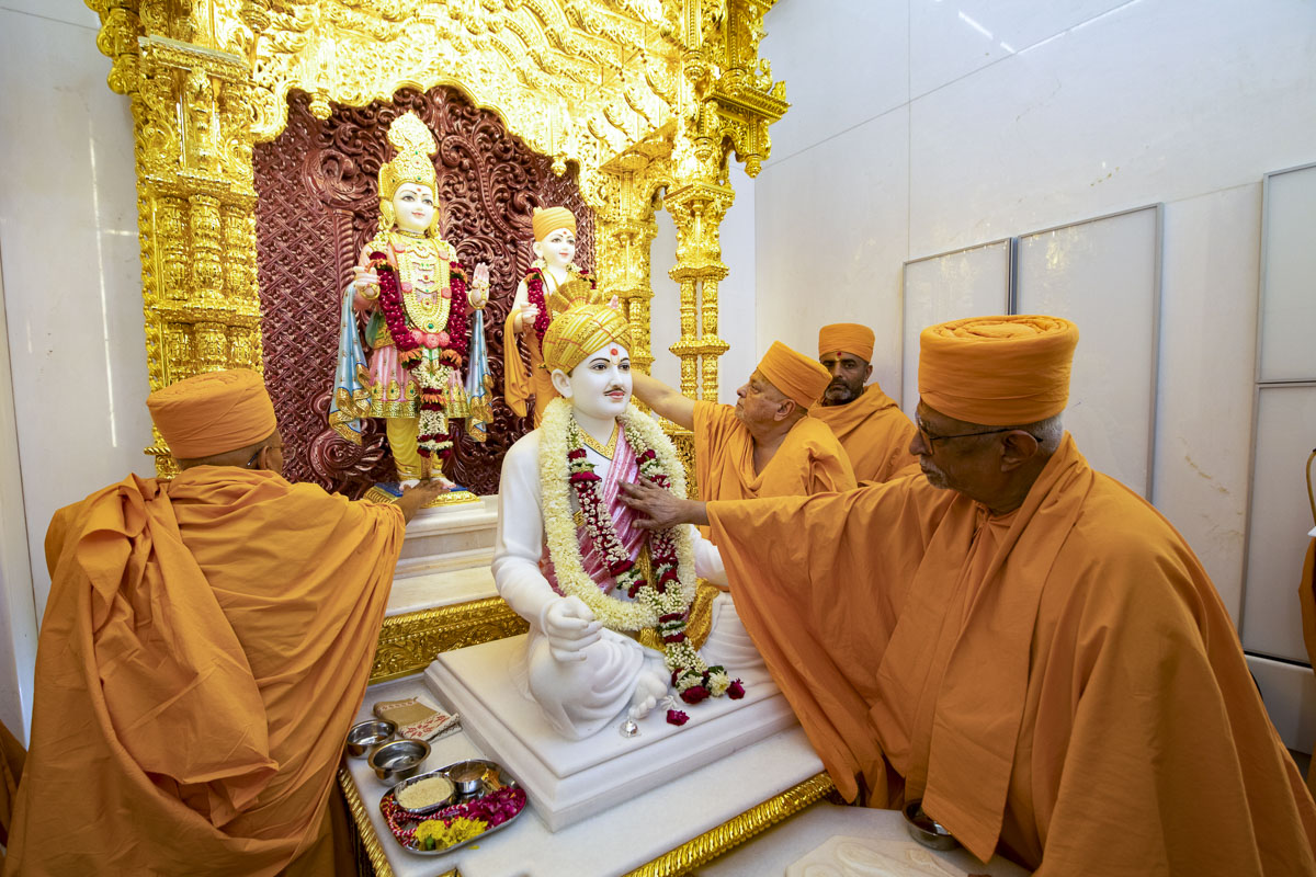 Pujya Doctor Swami, Pujya Tyagvallabh Swami and Pujya Ishwarcharan Swami perform the murti sthapan rituals