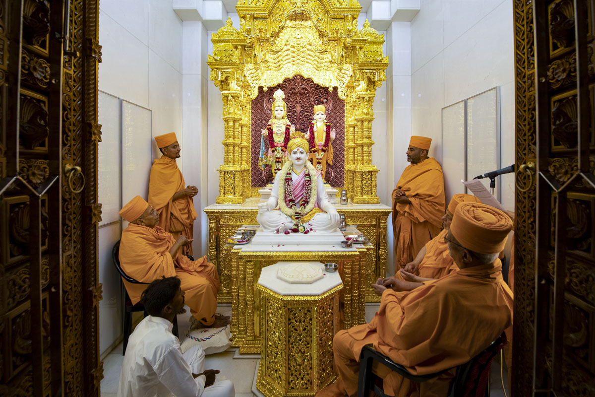 Pujya Doctor Swami, Pujya Tyagvallabh Swami and Pujya Ishwarcharan Swami perform the murti sthapan rituals