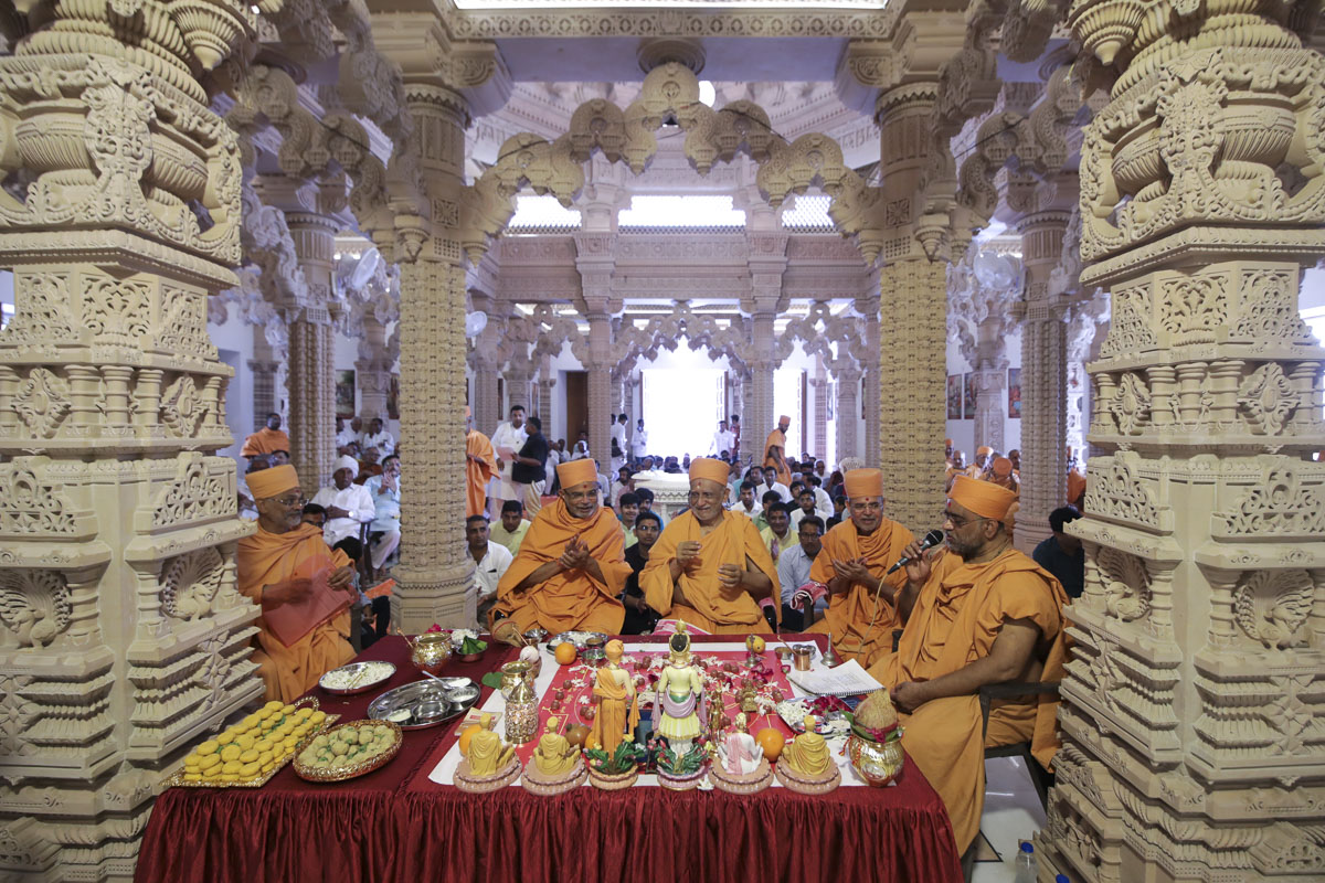 Atmaswarup Swami and Gnaneshwar Swami perform mahapuja rituals