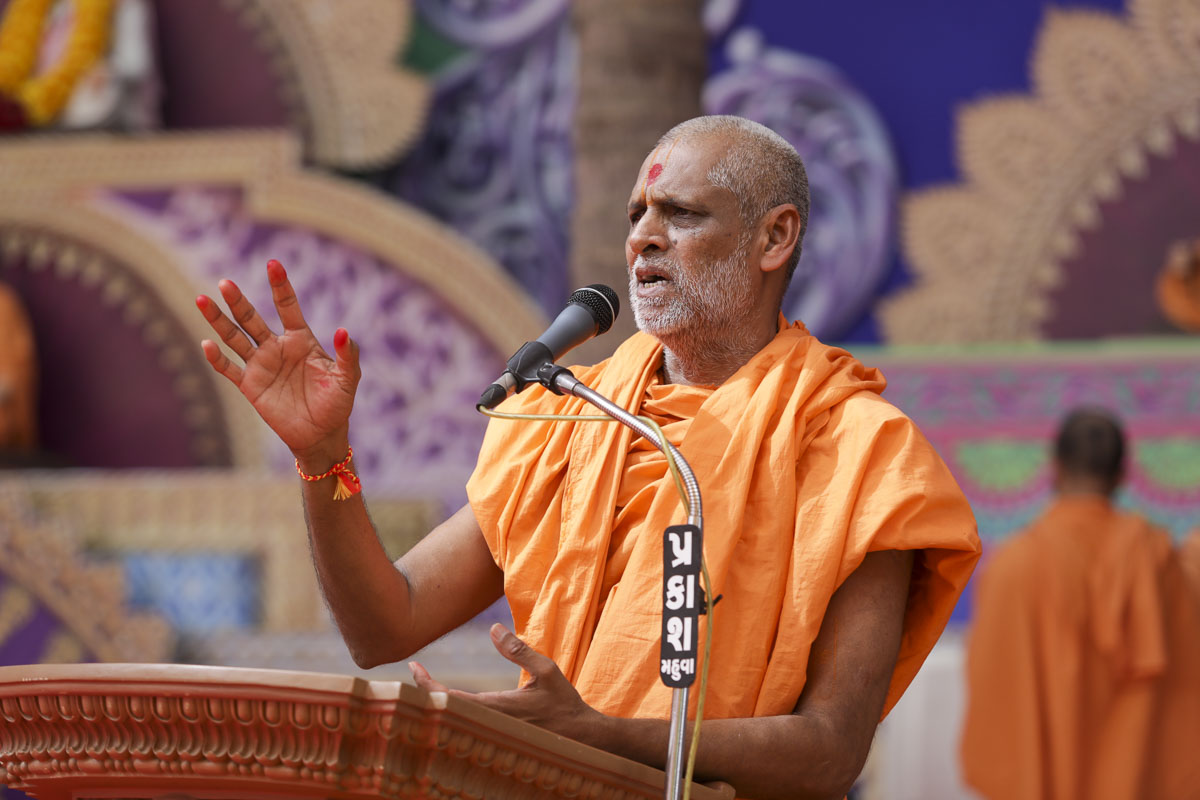 Bhaktitanay Swami addresses the assembly