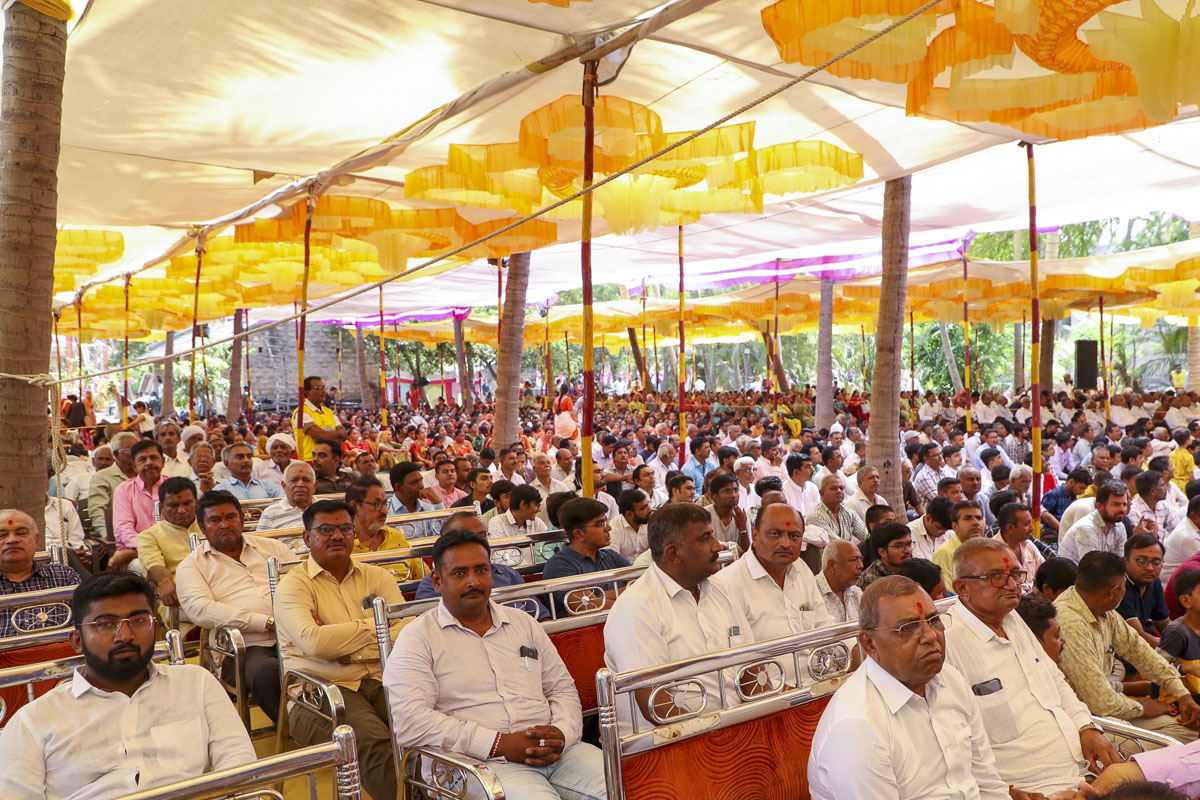 Devotees during the assembly