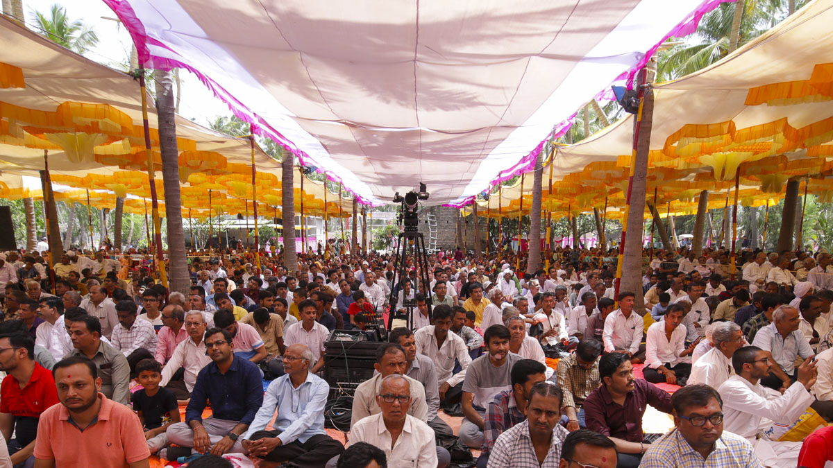 Devotees during the assembly